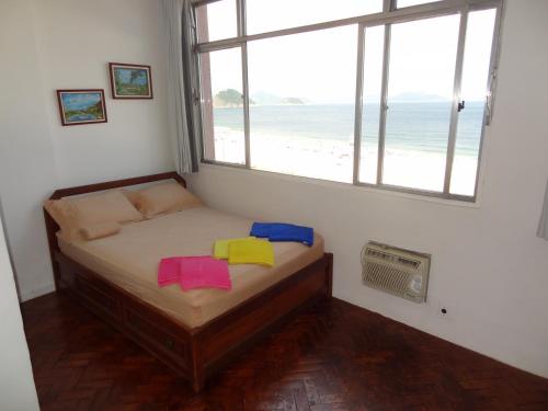 1 dormitorio con 1 cama y vistas a la playa en Oceanfront Copacabana, en Río de Janeiro