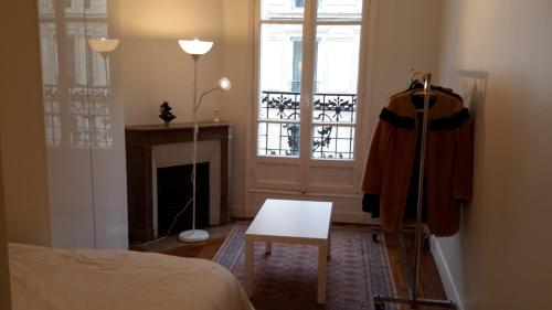 Tempat tidur dalam kamar di Champs Elysees Luxe Flat