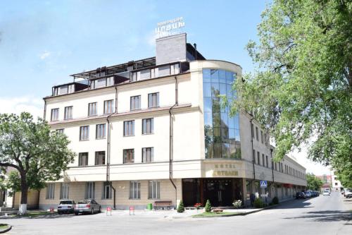 エレバンにあるArtsakh Hotelのたくさんの窓がある大きな白い建物