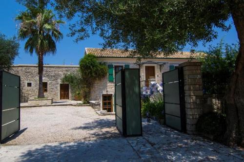 Το κτήριο όπου στεγάζεται  η βίλα