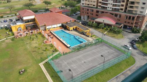 an overhead view of a tennis court in front of a building at Famosa D Savoy 3-Bedroom Condo in Alor Gajah in Melaka