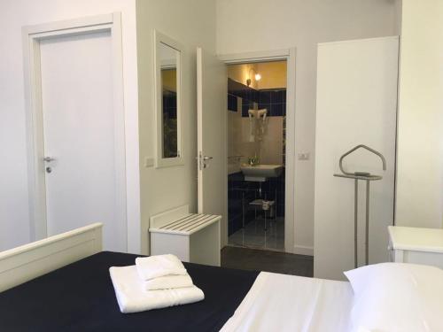 サンタ・ドメーニカにあるB&B A casa di Picciのベッドのある寝室と洗面台のある浴室