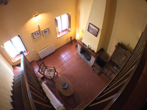 an overhead view of a living room with a fireplace at El Bulin de Horcajuelo in Horcajuelo de la Sierra