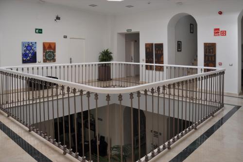 eine Wendeltreppe in einem Gebäude in der Unterkunft Convento Tarifa in Tarifa