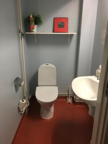 
A bathroom at Hotell Gyllene Geten
