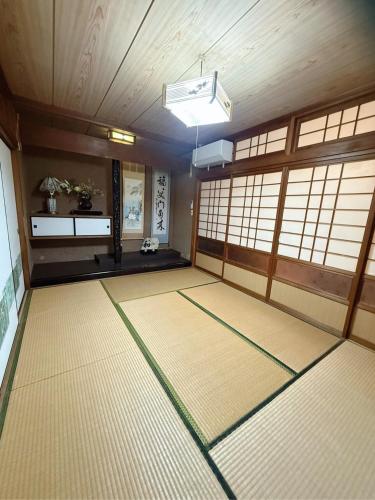 畳で寛ぐ日本の家たもとや