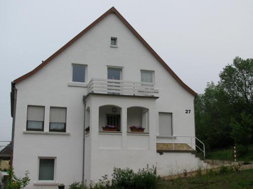 a white house with a gambrel roof at Gästehaus Perrin in Bliesmengen-Bolchen