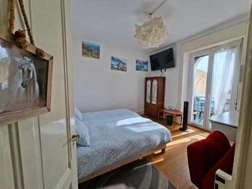 Inspiration room, lake, mountains, balcony in Montreux city center