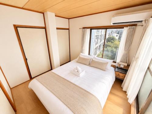 XLH3, Renovated in 2026, Sleeps 4, Double Bed and Double Sofa Bed, Near Shinjuku and Harry Potter Studio