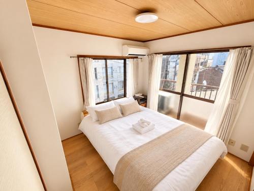 XLH3, Renovated in 2026, Sleeps 4, Double Bed and Double Sofa Bed, Near Shinjuku and Harry Potter Studio