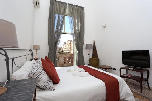 a bedroom with a large bed and a window at Mr Frills in Rome