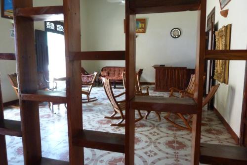 a room with chairs and a table and a clock at Hotel La Gran Sultana in Granada