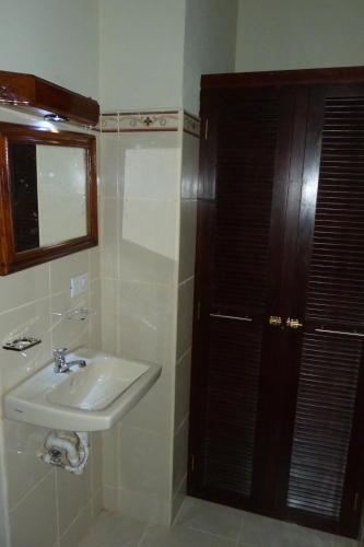 a bathroom with a sink and a window and a mirror at Hotel La Gran Sultana in Granada