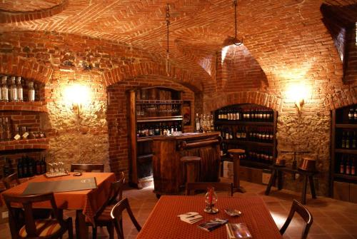 um restaurante com mesas e cadeiras e uma parede de tijolos em Locanda Bellavista em Tigliole