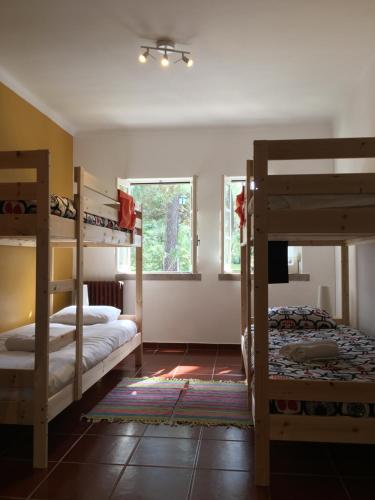 a room with two bunk beds and a window at Casa do Páteo in Aldeia do Meco