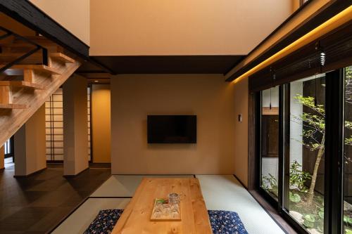 鶴Inn 鶴橋駅徒歩9分 難波 梅田 奈良へ直通 贅沢な和モダン一軒家 雲海居