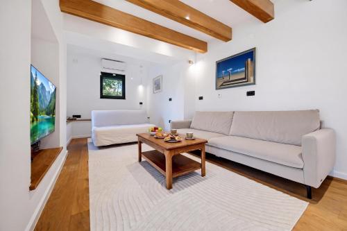 Green Zone Apartment With Terrace And Parking - Happy Rentals