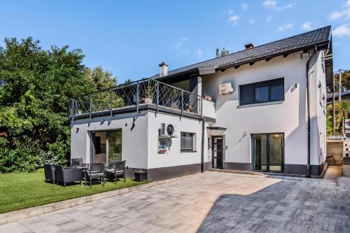 Green Zone Apartment With Terrace And Parking - Happy Rentals