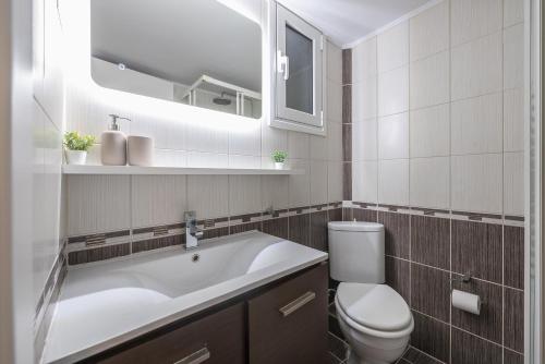 Chic 2BR Spacious Apt in Exarchia With Balcony