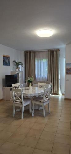 Sunny 1-BR apartment with AC and private terrace near the ocean