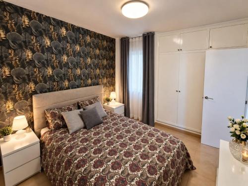 Sunny 1-BR apartment with AC and private terrace near the ocean