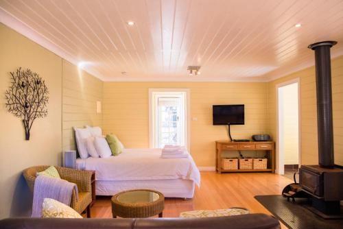 Ένα ή περισσότερα κρεβάτια σε δωμάτιο στο Avalon Private Spa Villa with Beautiful Tree Views