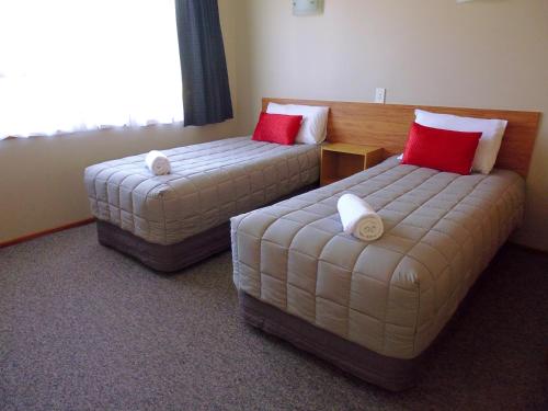 two beds and a couch in a hotel room at Broadview Motel in Cheviot
