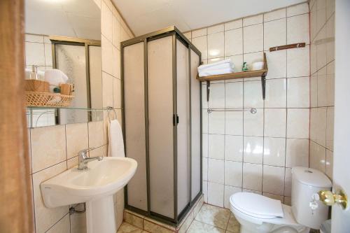 a bathroom with a toilet and a sink at Bosque Vivo in Recinto