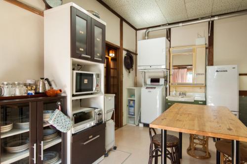 Kuchyň nebo kuchyňský kout v ubytování NASUBI Mt. Fuji Backpackers