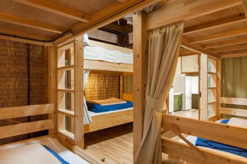 Krevet ili kreveti na kat u jedinici u objektu NASUBI Mt. Fuji Backpackers