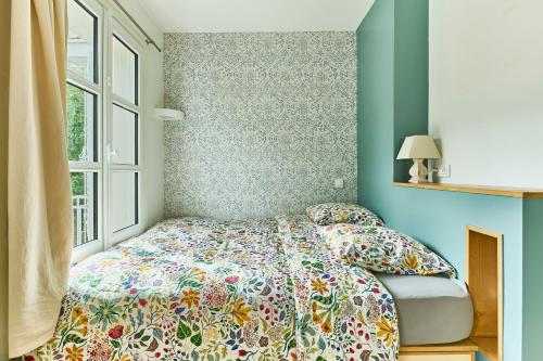 Montmartre Charming Apartment with Sacré-Cœur View Balcony by Mey Agency