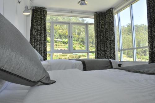 Un pat sau paturi într-o cameră la Forest View Lodge