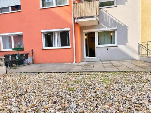 Modern 1BR & 1LR Apt, Terrace -9 Min to City Center