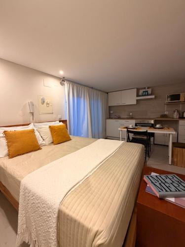 Modern Yellow Studio in Restelo Belém