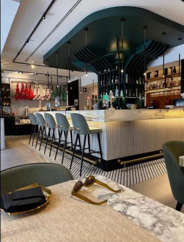 Exclusive quietness in the heart of Madrid with Public Parking, Breakfast, 2 bathrooms