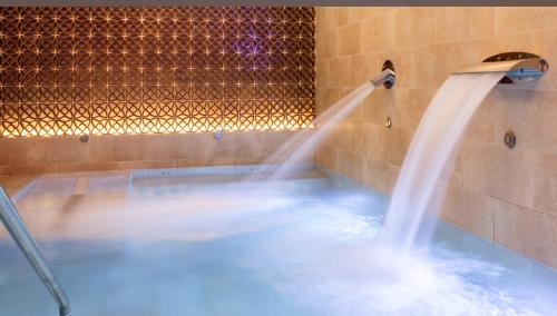 Exclusive quietness in the heart of Madrid with Public Parking, Breakfast, 2 bathrooms