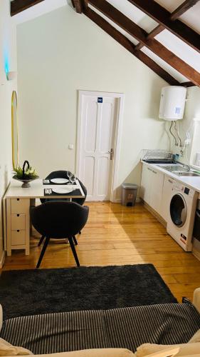 Suite Shalom Private Ensuite Room in Campolide