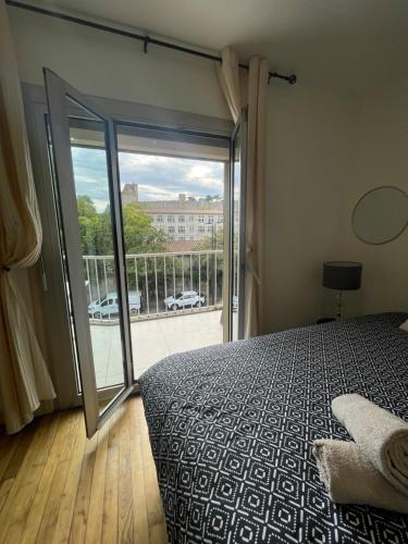 Chambre avec terrasse privée vue sur la Cité Médiévale