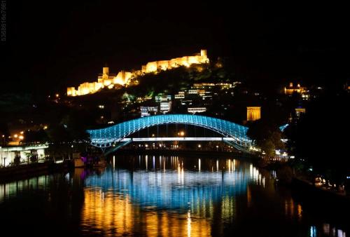 Nespecifikovaný výhled na destinaci Tbilisi nebo výhled na město při pohledu z apartmánu