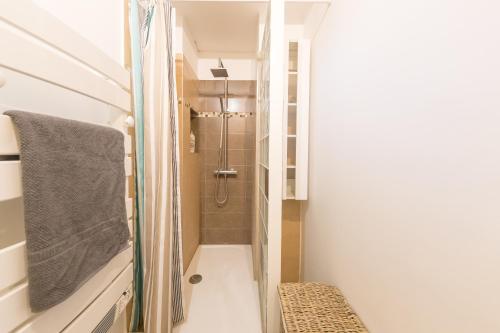 a bathroom with a shower with a glass door at Résidence La Source in Toulon