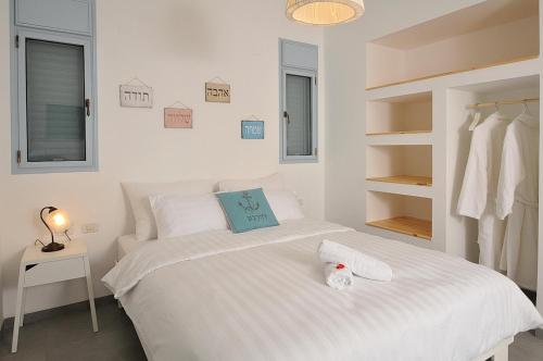 Ένα ή περισσότερα κρεβάτια σε δωμάτιο στο Nof Beresheet suites