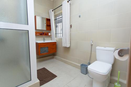 een badkamer met een toilet en een wastafel bij Garden Villas in Grand Baie