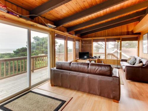 Arnold Beach House - Upper Level – Photos 2