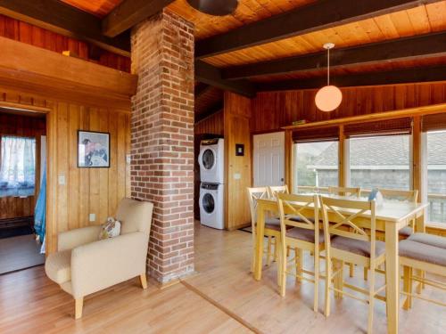 Arnold Beach House - Upper Level – Photos 3