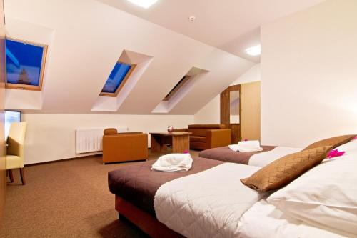 Dolina Leśnicy SKI & SPA Resort tesisinde bir odada yatak veya yataklar