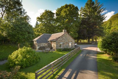 una casa vieja al lado de una carretera en Melfort Village, en Oban