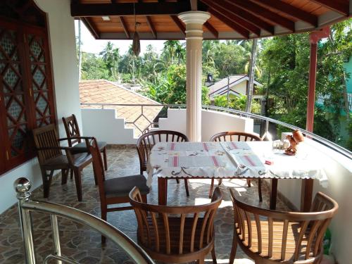 Un balcón o terraza en White Elephant Villa & Restaurant