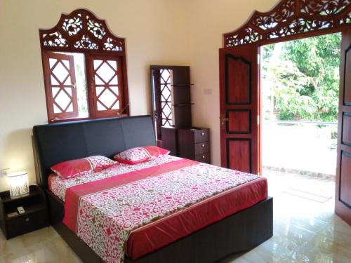 Una cama o camas en una habitación de White Elephant Villa & Restaurant