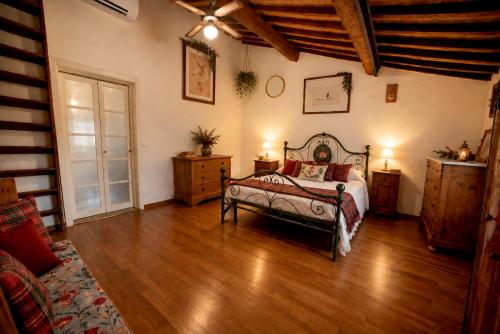 Poetic Florence Historic Centre - Large Apartment with 3 Bedrooms, 2 Bathrooms, Elevator, Parking, and View