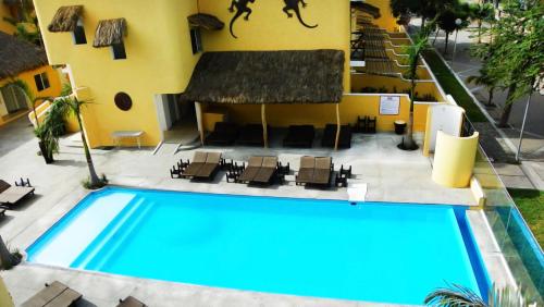 an overhead view of a swimming pool at a hotel at Zar Manzanillo in Manzanillo